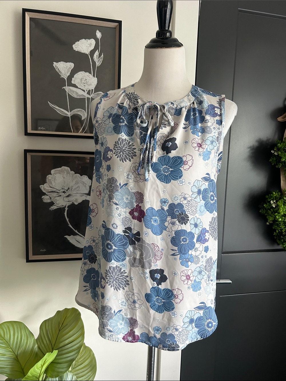 🌺 M blue gray plum Floral Tie-Neck Sleeveless Blouse - stretchy back